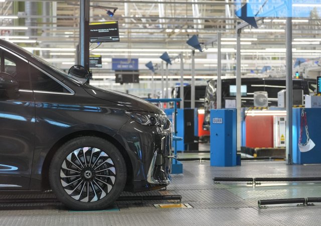 Německé vládní strany chtějí tvrdší evropskou ochranu před nekalou konkurencí a zároveň úlevy pro domácí automobilky
