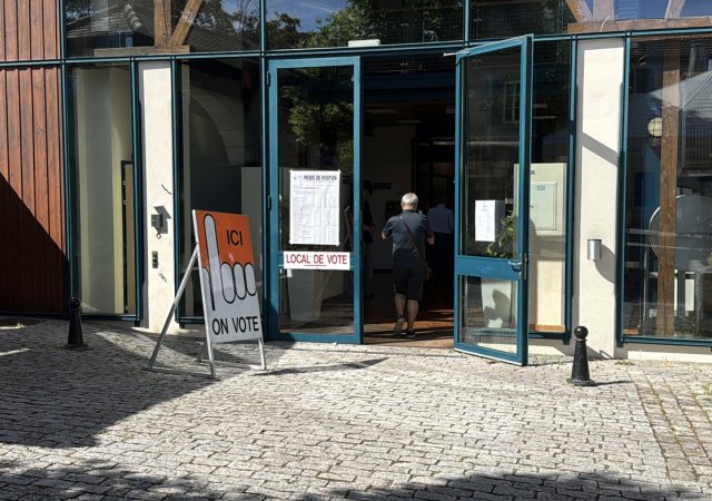 průběh referenda ve Švýcarsku o omezení migrace