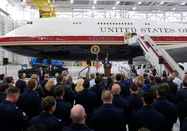 Trump odhalil nový prezidentský letoun Air Force One darovaný Katarem