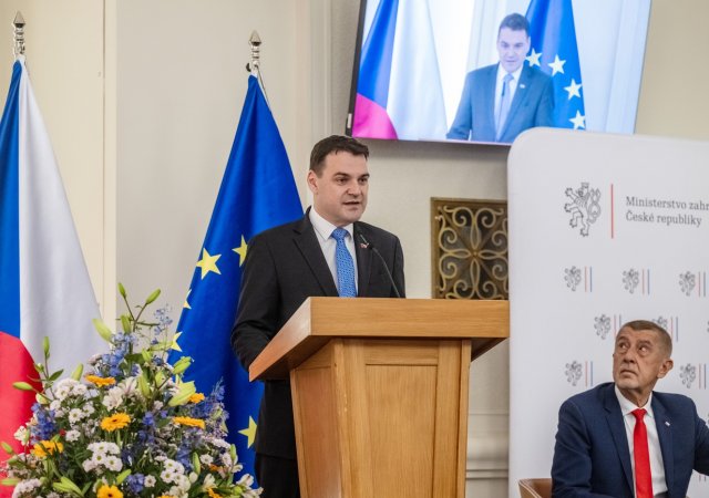 Andrej Babiš z ANO a ministr zahraničí ze strany Motoristé sobě Petr Macinka