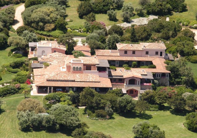 Slavná vila Certosa na Sardinii, která dlouhá léta patřila k symbolům životního stylu Silvia Berlusconiho, se dostane do rukou katarské panovnické rodiny