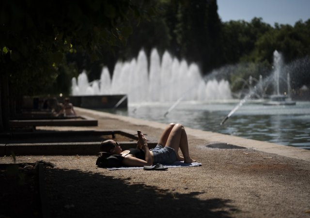 Evropa se vaří. Paříž zakáže alkohol, festivaly končí a ekonomika zpomaluje