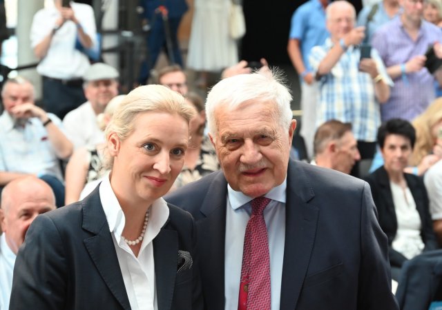 Bývalý prezident Václav Klaus a spolupředsedkyně strany Alternativa pro Německo (AfD) Alice Weidelová