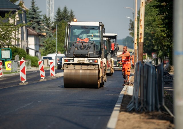 Stát omezí výdaje na opravy silnic