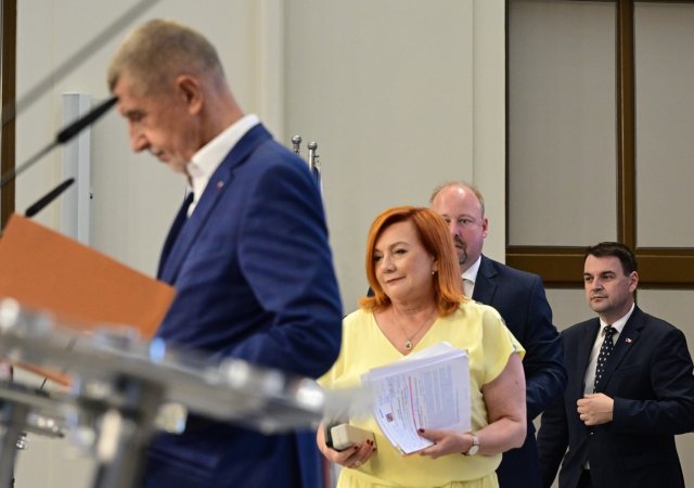 Zleva premiér Andrej Babiš (ANO), ministryně financí Alena Schillerová (ANO), ministr spravedlnosti Jeroným Tejc (za ANO) a ministr zahraničí Petr Macinka (Motoristé) na tiskové konferenci po zasedání vlády
