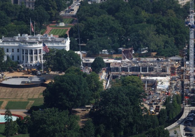 Stavba nového tanečního sálu Bílého domu je vidět z Washingtonského monumentu