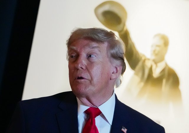 Trumpovy nákupy budí otázky. Akcie padaly, on nakupoval. A den nato poslal trhy vzhůru
