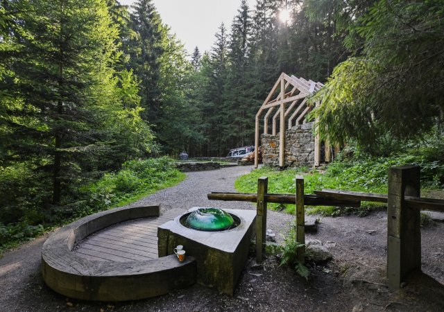 U Hauswaldské kaple u Srní na Šumavě přibude stříška a skleněná madona