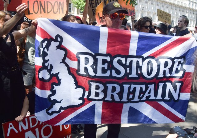 Burnham rozdává první úlevu. Britům sníží účty za elektřinu