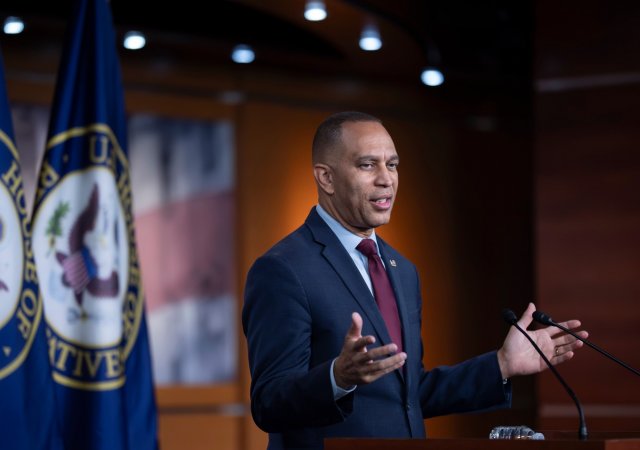 Předseda demokratické menšiny ve Sněmovně reprezentantů Hakeem Jeffries ze státu New York hovoří s novináři poté, co Sněmovna těsně schválila rezoluci požadující zastavení amerických vojenských operací v Íránu.
