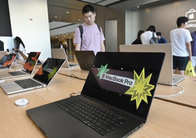 Nový Apple MacBook Pro: Dotykový OLED displej a datum premiéry