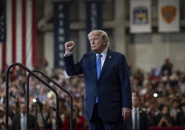Trump označil Hormuz za americký. „Žije v bludu,“ reagoval Írán