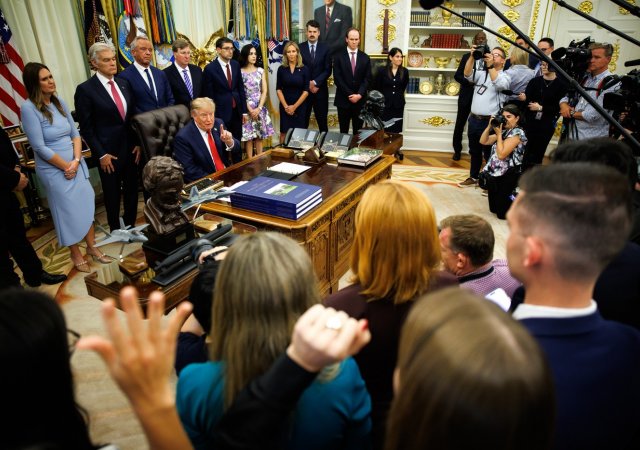 Trump vystavil stopku třem médiím. Novinářům CNN a MSNOW zavřel dveře Bílého domu