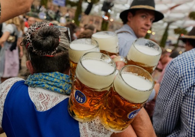 V Mnichově začal Oktoberfest, primátor první sud narazil na rekordní dva údery