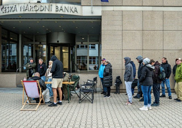 Fronta před budovou České národní banky