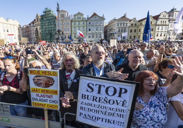 „Vláda národního rozkladu.“ Na demonstraci Milionu chvilek zněla kritika Babiše i jeho kabinetu