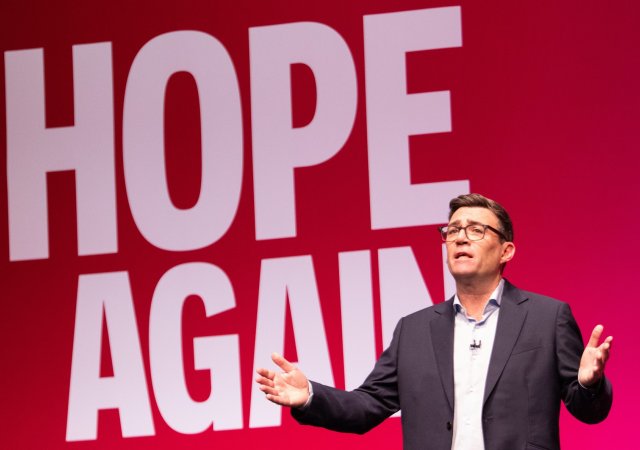 Chystá se „breturn“? Burnham prolomil velké tabu