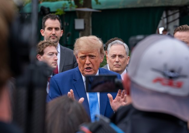 Trump podepsal s lídry AI dohodu o regulaci, ta je podle něj morálně závazná