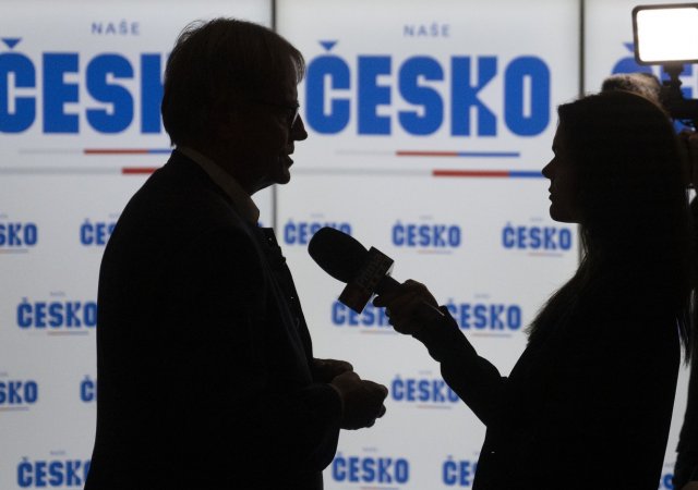 Senátor Tomáš Fiala (vlevo), který obhájil svůj mandát v prvním kole senátních voleb, hovoří s novináři ve volebním štábu hnutí Naše Česko