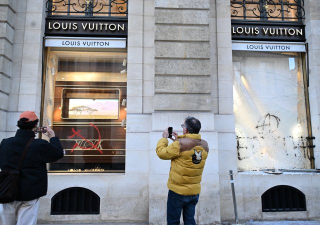 Řadě pařížských obchodů s luxusním zbožím, včetně značek Dior, Rolex, Louis Vuitton a Ralph Lauren, však výtržníci podle agentury poškodili výlohy.