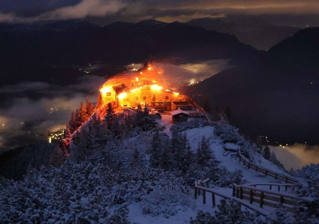 Rozsáhlý požár v noci na sobotu těžce poškodil Kehlsteinhaus, známý jako Orlí hnízdo, někdejší horské sídlo Adolfa Hitlera v bavorských Alpách