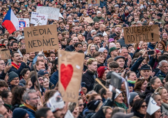 demonstrace Ruce pryč na podporu ČT  a ČRo