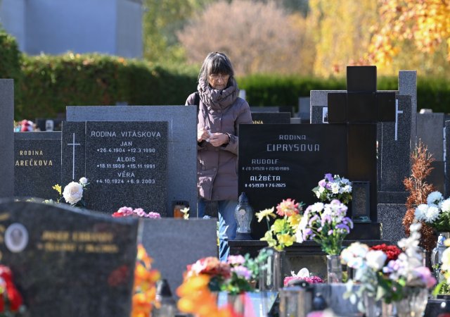 Památka zesnulých letos připadá na pondělí 2. listopadu a obchodníci očekává nejsilnější zájem o pietní sortiment v posledním týdnu před svátkem