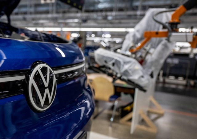 Úleva pro automobilky. Na splnění emisních cílů dostanou více času