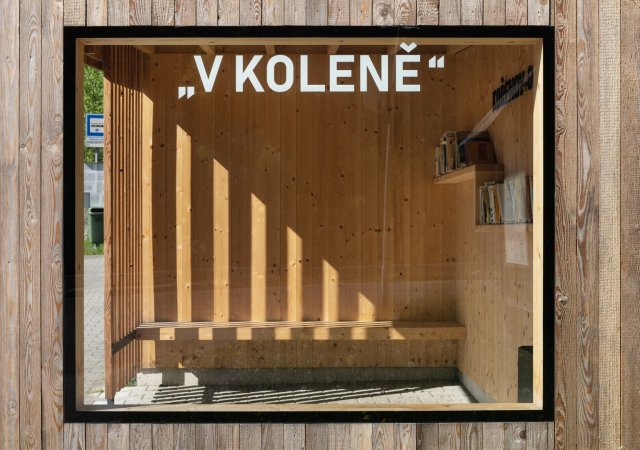 Zastávka v Kořenově je minimalistickým, ale výrazným gestem v krajině Jizerských hor.