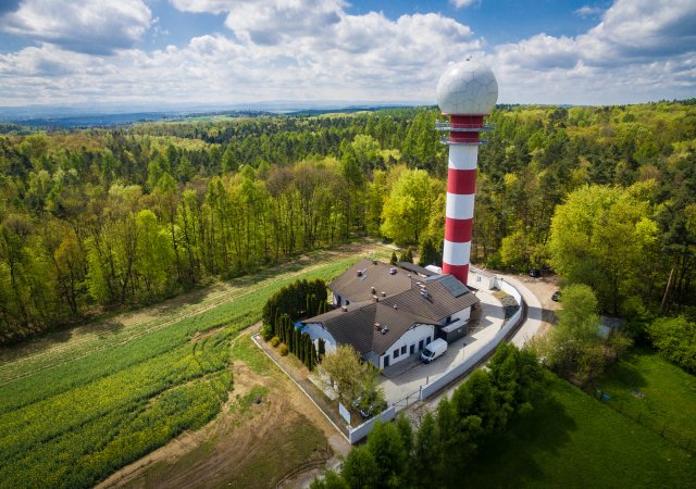 Radar s radomem