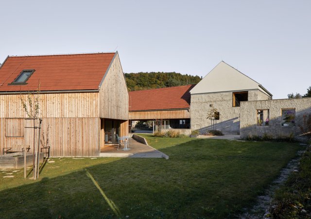 Na místě vesnických ruin stojí nový moderní dům.
