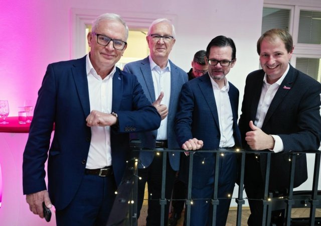Volební štáb Starostů k výsledkům druhého kola voleb do Senátu, 17. října 2026, Praha. Zleva kandidát David Smoljak a místopředseda Senátu Jiří Drahoš.