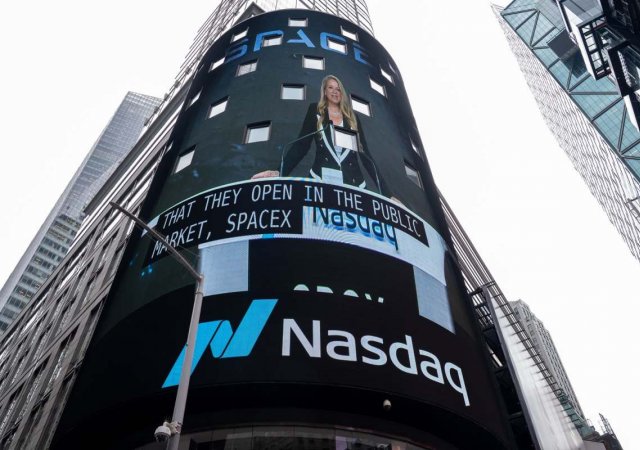 Hodnota firmy SpaceX první den po vstupu na burzu překročila dva biliony dolarů.