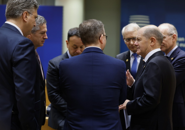 Chorvatský premiér Andrej Plenković, slovinský premiér Robert Golob, irský premiér Leo Varadkar, finský premiér Petteri Orpo, bulharský premiér Nikolaj Denkov, německý kancléř Olaf Scholz a lucemburský premiér Luc Frieden (zleva) hovoří během kulatého stolu na summitu EU v Bruselu ve čtvrtek 1. února 2024.