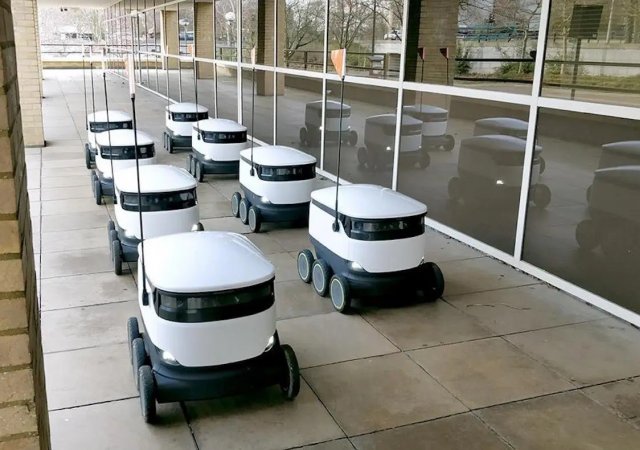 Robotičtí poslíčci jsou připraveni vyrazit s objednaným nákupem k zákazníkovi.