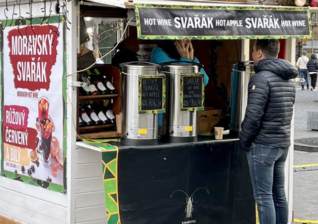 Vánoční svařák v Praze podražil, stojí 90 korun.