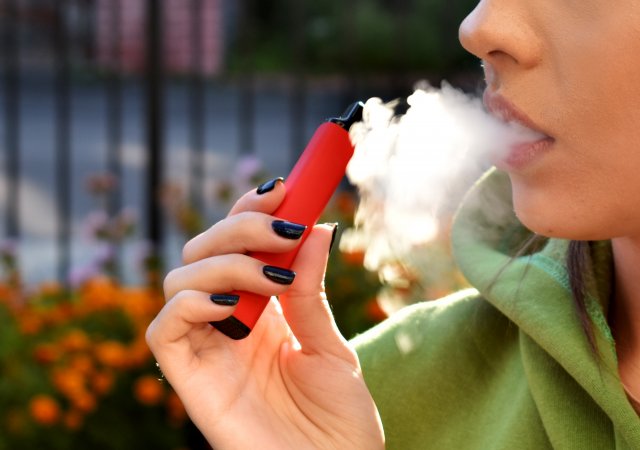 Mladí užívají e-cigarety
