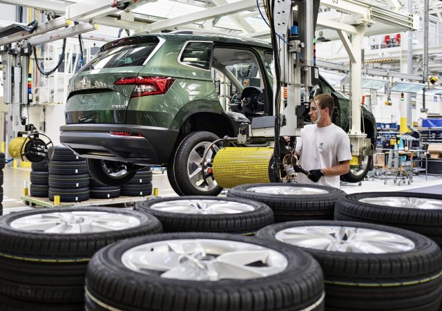 Výroba aut v Česku nabrala na tempu, stejně jako elektromobilů