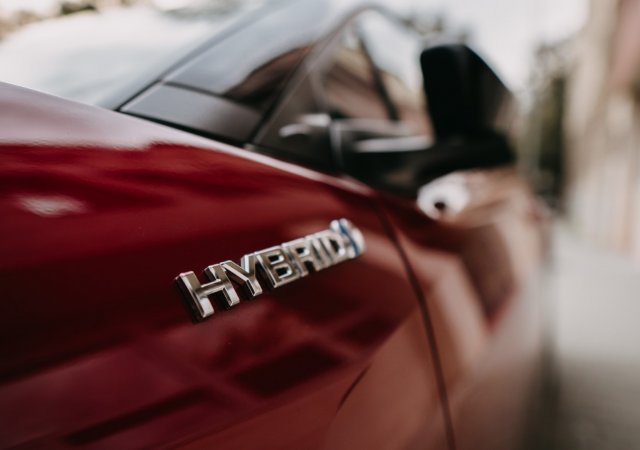 Hybridů přibývá čtyřikrát rychleji než klasických aut. U elektromobilů je to ještě víc