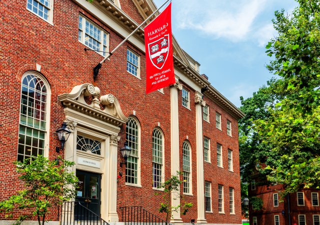Trumpova administrativa pozastavila financování Harvardovy univerzity
