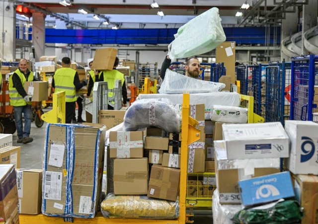 Česká pošta propustí 2269 lidí. Doručovatelé balíků či řidiči ale mohou být v klidu