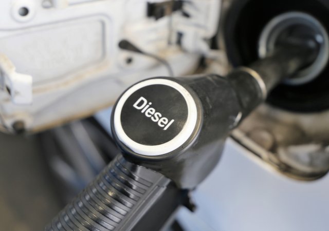 Nafta zřejmě zdraží, Sněmovna schválila zvýšení spotřební daně o 1,50 koruny za litr