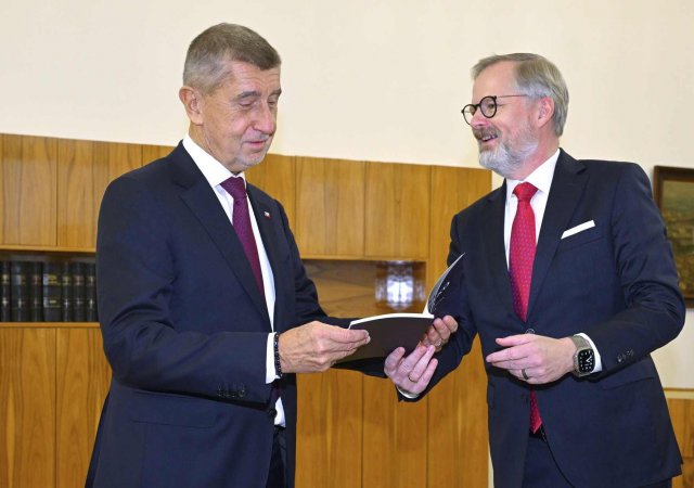 Bývalý premiér Petr Fiala (vpravo; ODS) přivítal nového premiéra Andreje Babiše (ANO) ve Strakově akademii, kde se sešla nová vláda k prvnímu zasedání, 15. prosince 2025, Praha