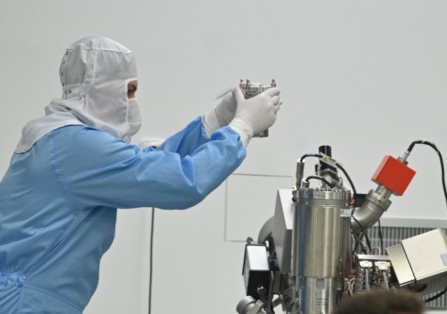 z výroby elektronových mikroskopů firmy Tescan