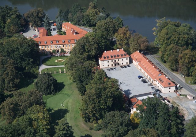 Areál zámku Štiřín
