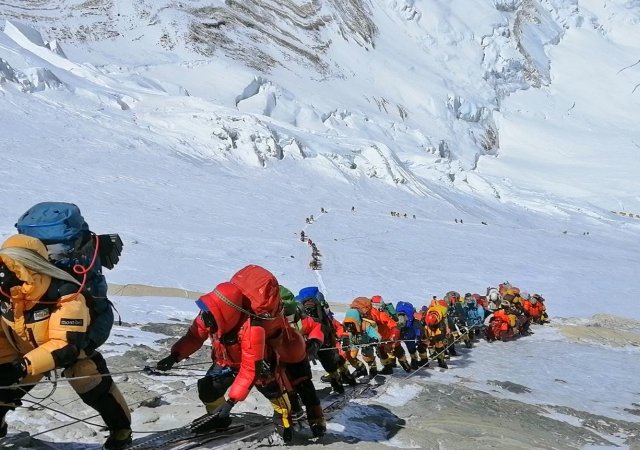 Fronty v zóně smrti? Na Everest za den vystoupalo rekordních 274 lidí