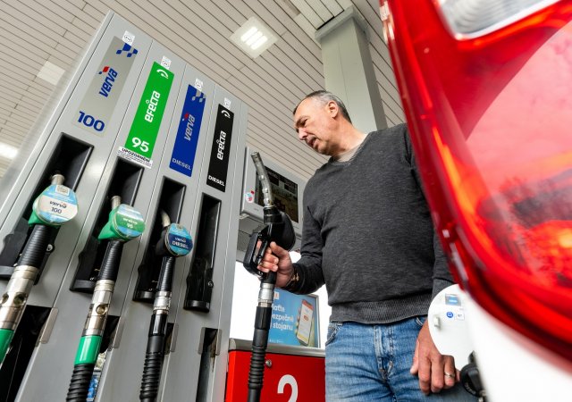 Lukáš Kovanda: Nafta zlevnila o 8 korun. Polovinu „zařídily“ vládní stropy