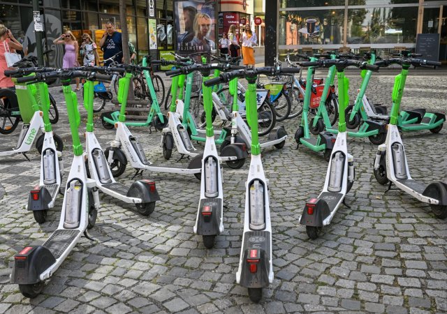 Sdílené elektrokoloběžky v Praze mají skončit, nová regulace s nimi nepočítá