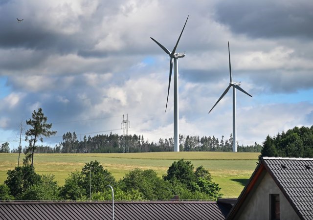 Jedna ze dvou větrných elektráren u Věžnice na Havlíčkobrodsku