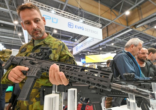 Colt CZ vstoupil na burzu v Amsterdamu.